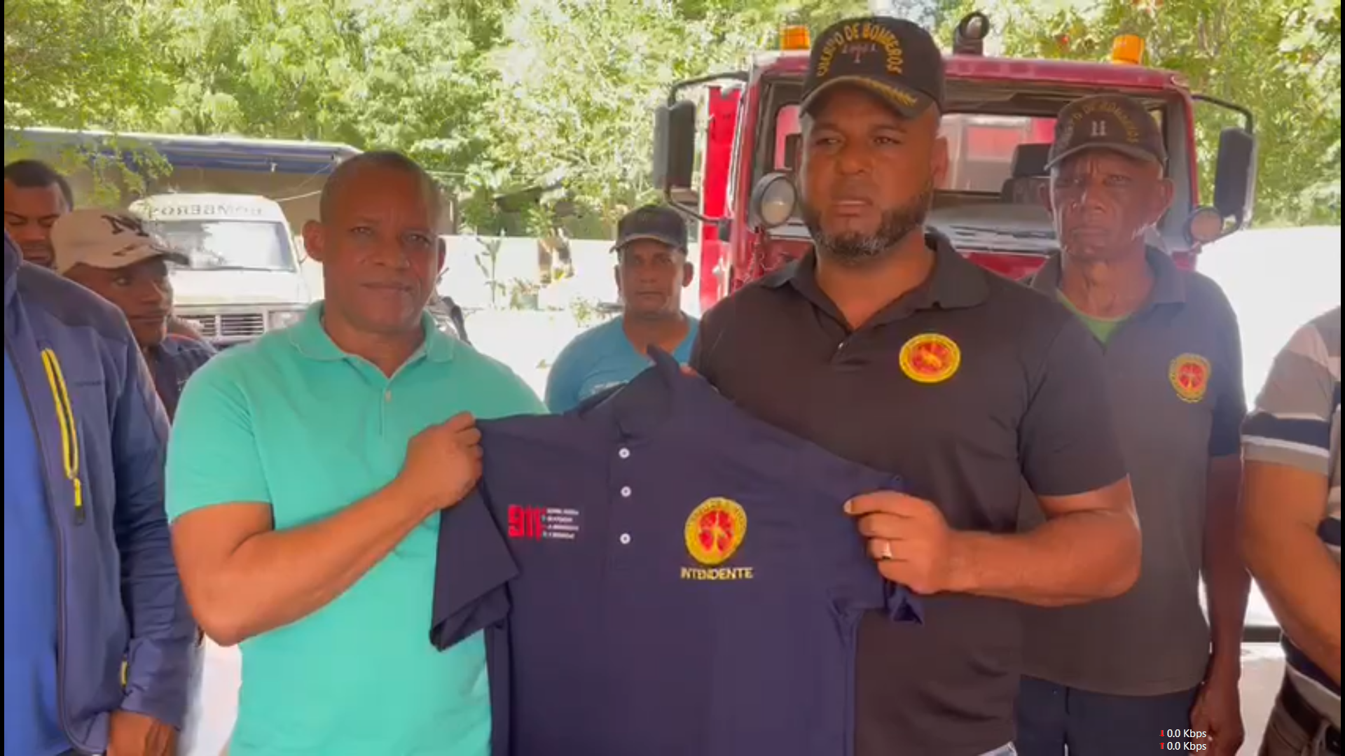 Alcalde Jesús Jerez entrega uniformes a bomberos de Montecristi.